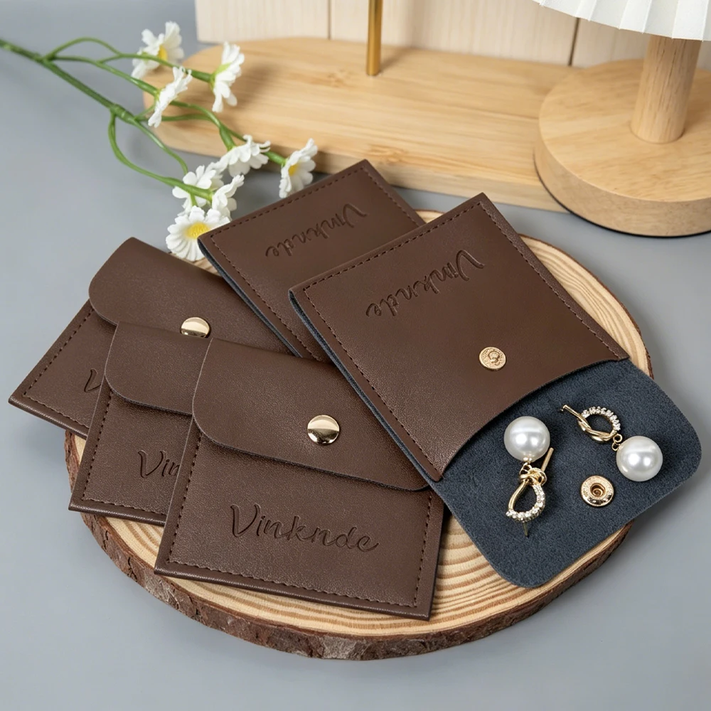 50Pcs/Lot 8x8cm PU Leather Jewelry Pouch Custom Logo Travel Necklaces Earrings Stud keychain Brooch Beads Snap Organizer Bag
50Pcs/Lot 8x8cm PU Leather Jewelry Pouch Custom Logo Travel Necklaces Earrings Stud keychain Brooch Beads Snap Organizer Bag