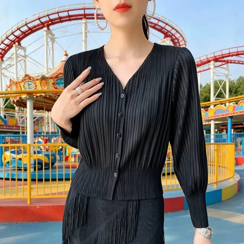 Miyake Pleated Jacket Plisse Women 2026 Summer Top Solid Color V-Neck Single-Breasted Loose Fit Elegant Versatile Women's Coat
Miyake Pleated Jacket Plisse Women 2026 Summer Top Solid Color V-Neck Single-Breasted Loose Fit Elegant Versatile Women's Coat