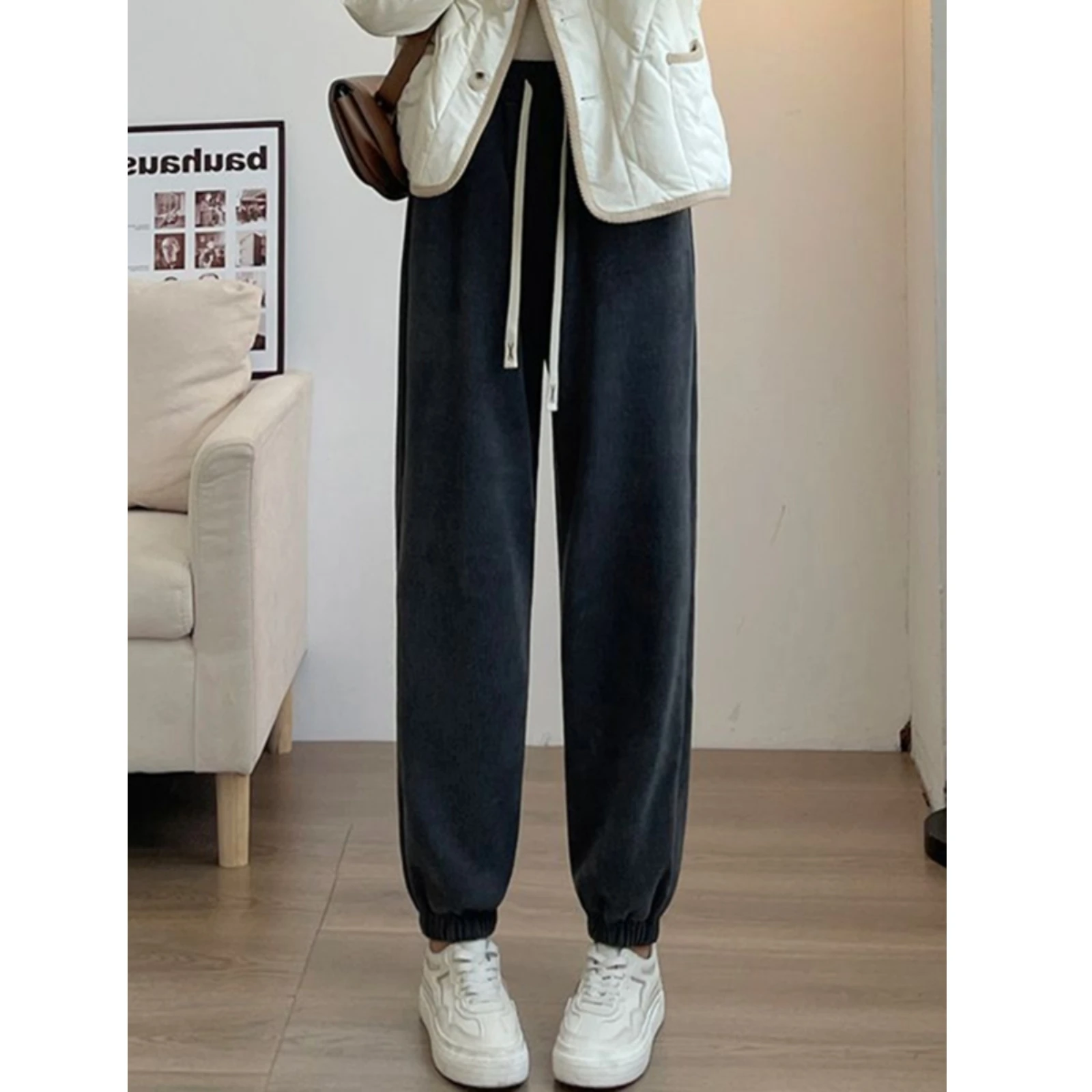 Брюки женские элегантные в корейском стиле минимализм эластичные легкие прямые легкие против морщин удобные городские повседневные на открытом воздухе
Брюки женские элегантные в корейском стиле минимализм эластичные легкие прямые легкие против морщин удобные городские повседневные на открытом воздухе