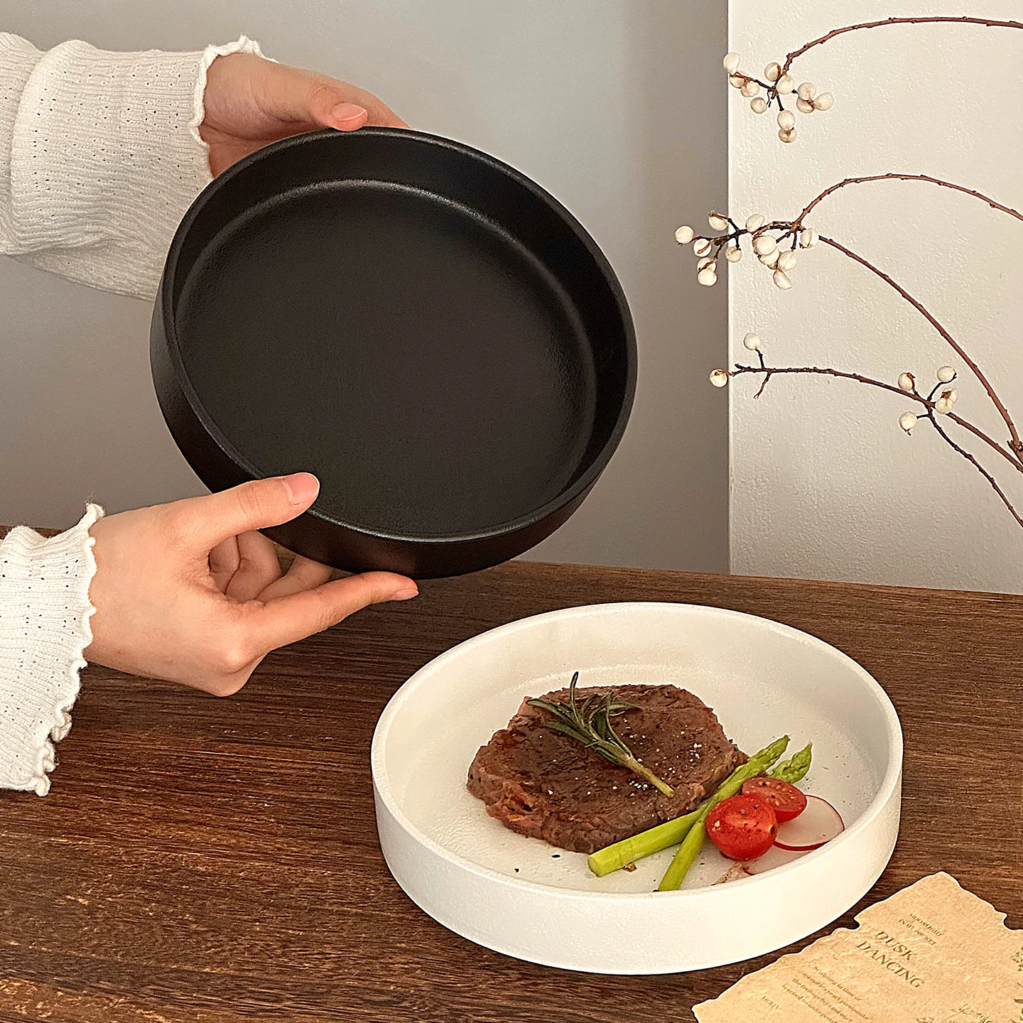 Белая матовая керамическая глубокая тарелка Ins, универсальные бытовые тарелки для салата, стейка, ретро подглазурная цветная десертная посуда
Белая матовая керамическая глубокая тарелка Ins, универсальные бытовые тарелки для салата, стейка, ретро подглазурная цветная десертная посуда