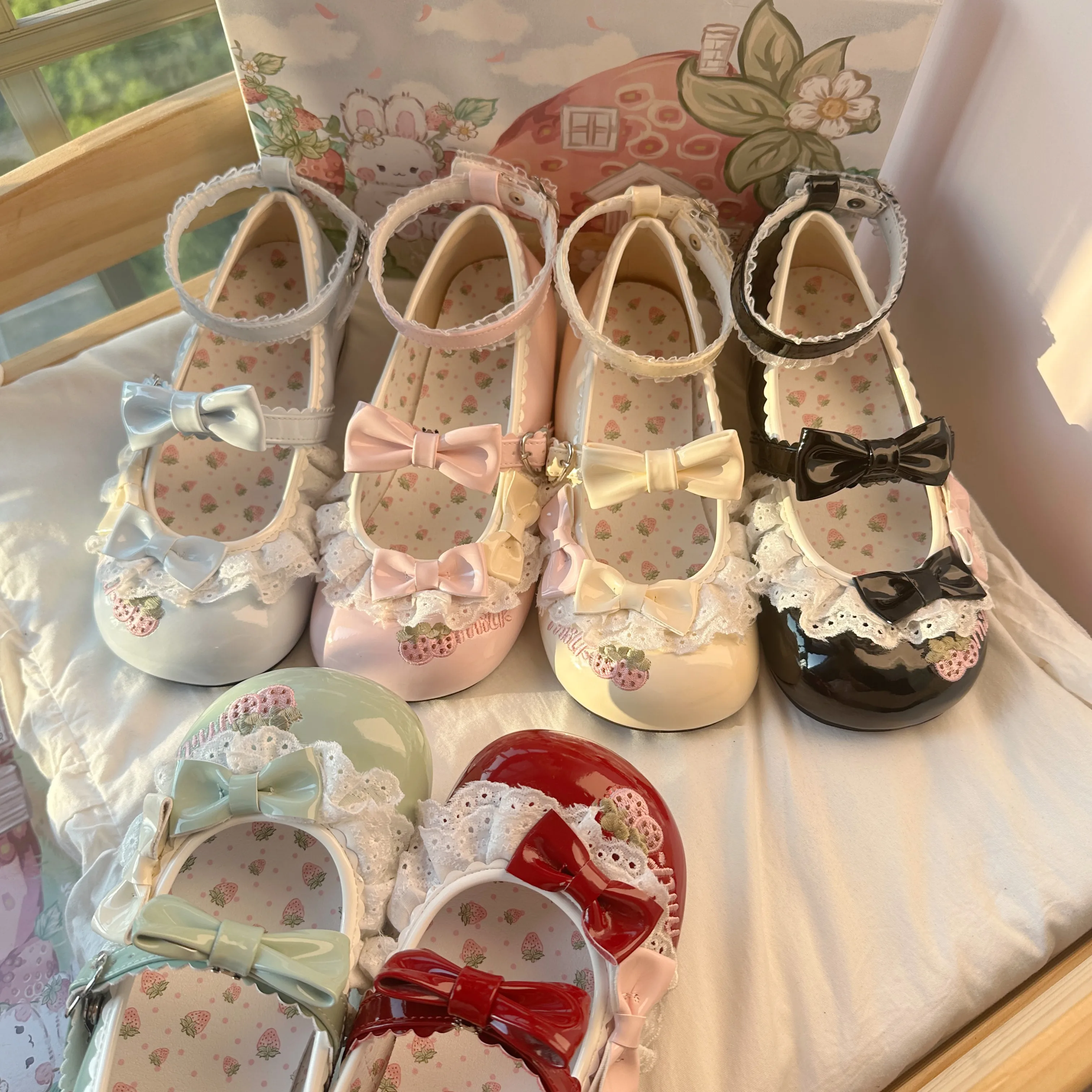 Японские оригинальные милые милые туфли в стиле Лолиты с бантом и кружевом клубникой, мягкие женские туфли Мэри Джейн на низком каблуке с круглой головкой
Японские оригинальные милые милые туфли в стиле Лолиты с бантом и кружевом клубникой, мягкие женские туфли Мэри Джейн на низком каблуке с круглой головкой