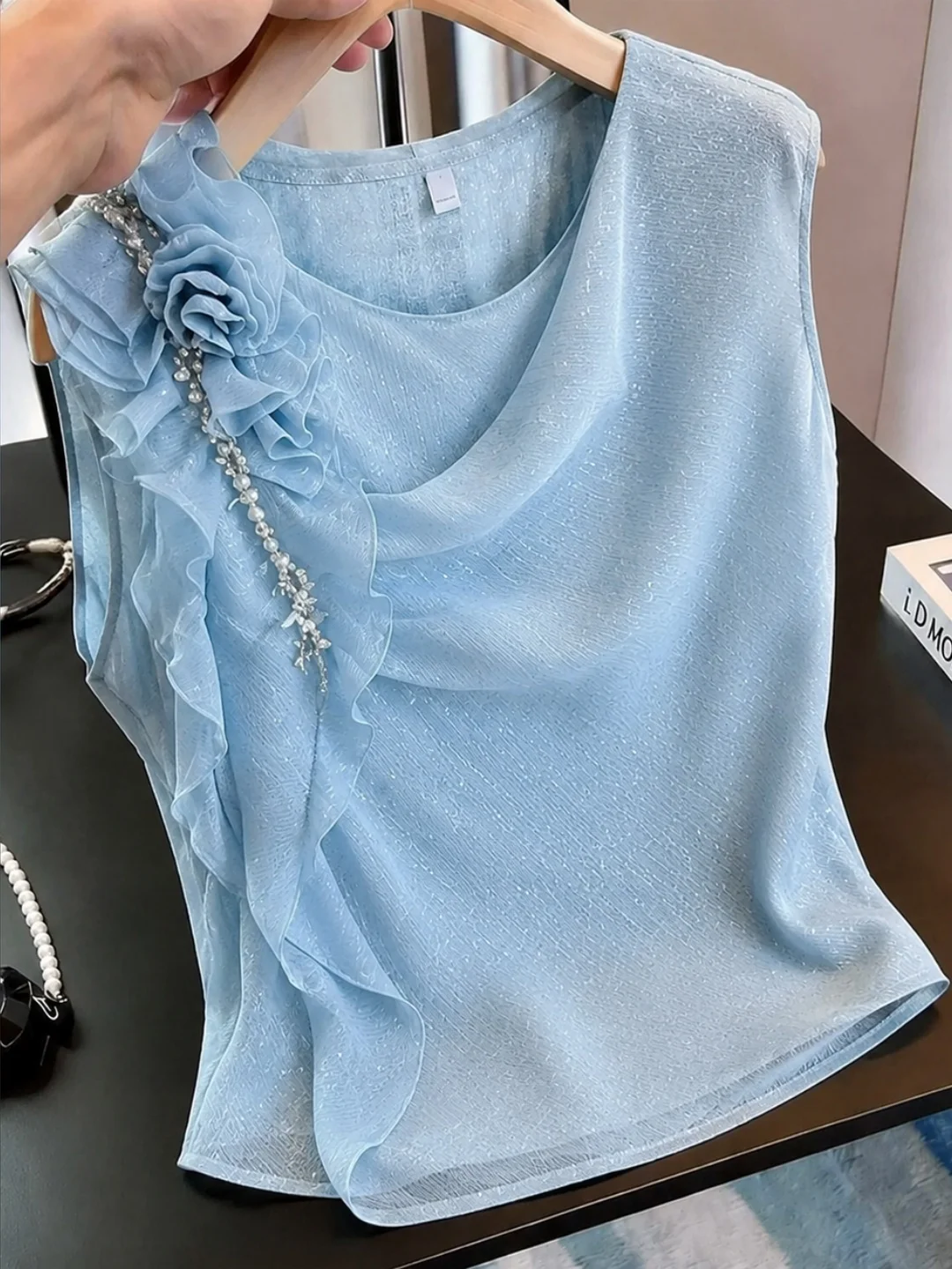 Korean Sweet Design 3D Flower Sleeveless Vest Soft Versatile Slimming Women's Summer Top Loose Fit Summer 2026
Korean Sweet Design 3D Flower Sleeveless Vest Soft Versatile Slimming Women's Summer Top Loose Fit Summer 2026