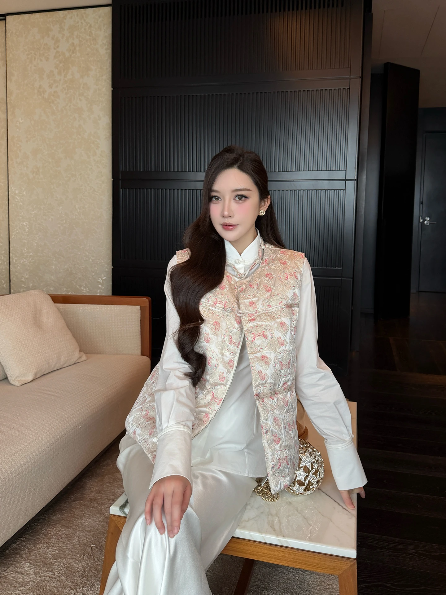 Теплый свободный женский пуховый жилет SX National Sle с вышивкой, пуховый топ с круглым вырезом и одной пуговицей, модный
Теплый свободный женский пуховый жилет SX National Sle с вышивкой, пуховый топ с круглым вырезом и одной пуговицей, модный