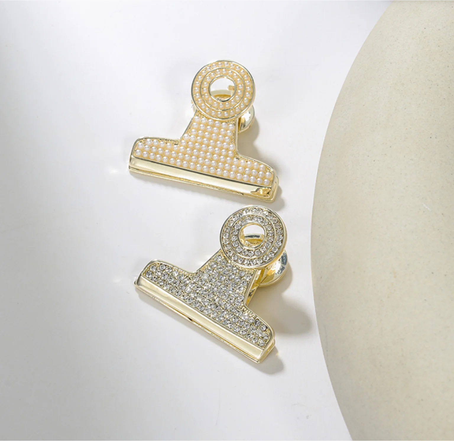 Traceless folder Brooch creative Hat Clip suit clip accessories Lapel pins fashion jewelry for women
Traceless folder Brooch creative Hat Clip suit clip accessories Lapel pins fashion jewelry for women