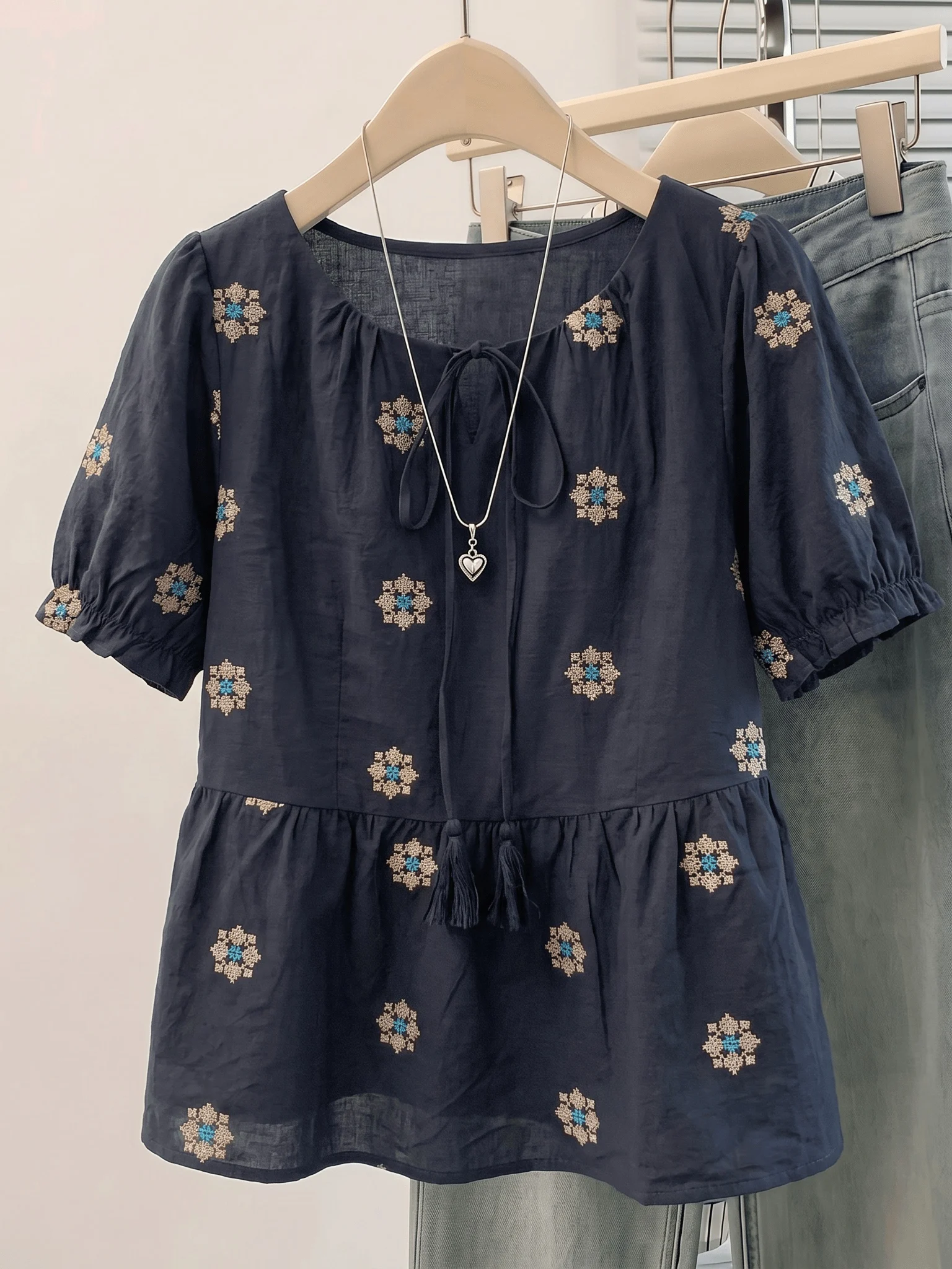 Blue Floral Embroidery Short Sleeve Shirt Women's Summer New Style plus Size Doll Shirt Slimming Top Korean Style Loose Fit
Blue Floral Embroidery Short Sleeve Shirt Women's Summer New Style plus Size Doll Shirt Slimming Top Korean Style Loose Fit