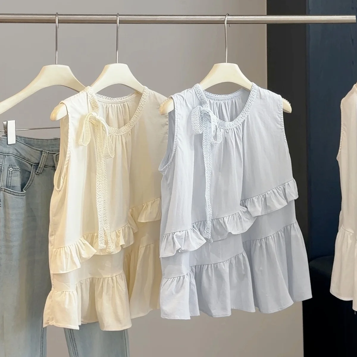 ALPHALMODA French Sweet, Age-reducing, Ruffled Strap, Sleeveless Shirt, for Women, Summer New Fashion, Versatile Blouse Top
ALPHALMODA French Sweet, Age-reducing, Ruffled Strap, Sleeveless Shirt, for Women, Summer New Fashion, Versatile Blouse Top