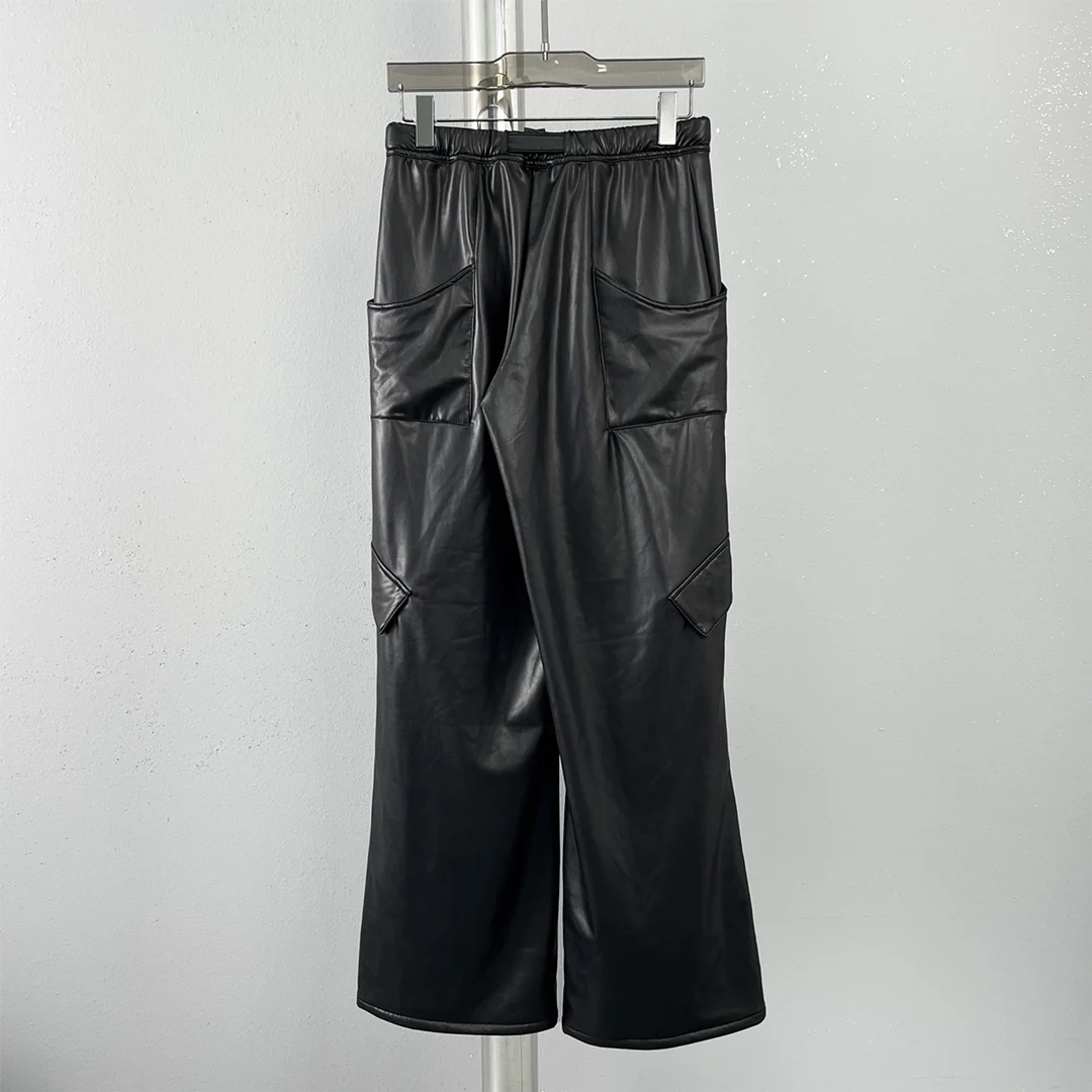Artificial environmental leather overalls straight leather pants 2023 autumn women's new hot
Artificial environmental leather overalls straight leather pants 2023 autumn women's new hot