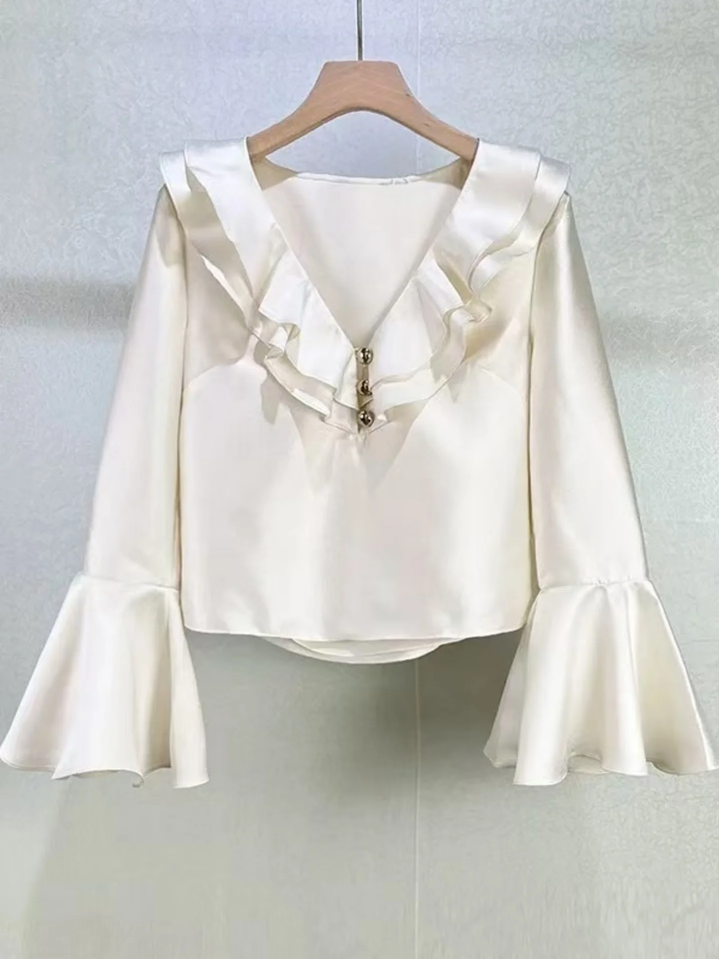 Ele V-ne Satin irt Women's Bell Sve Blouse Outing Question Faionable Lady Sle Floral Lace Hemline Spring irt
Ele V-ne Satin irt Women's Bell Sve Blouse Outing Question Faionable Lady Sle Floral Lace Hemline Spring irt