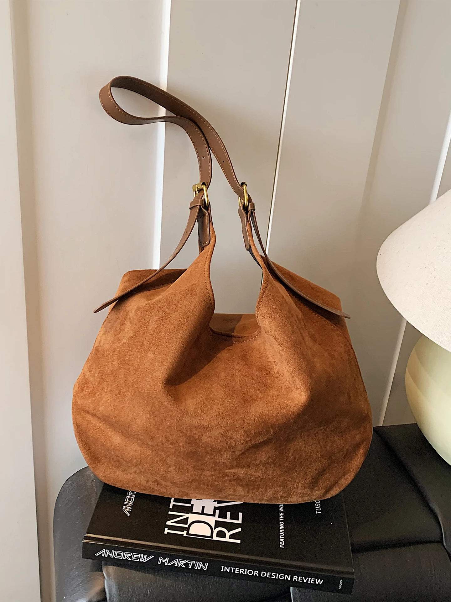 Fashion Suede Underarm Bags Women's New Autumn Winter One Shoulder Bags Casual Handbags French Vintage Commuter Tote Bag
Fashion Suede Underarm Bags Women's New Autumn Winter One Shoulder Bags Casual Handbags French Vintage Commuter Tote Bag