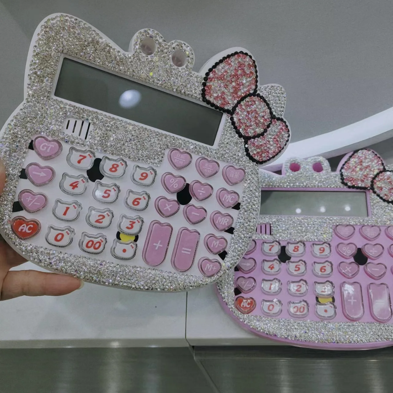 Милый калькулятор Hello Kitty с алмазами и стразами, подарок, приносящий удачу, декоративный, со звуковыми эффектами, для детей и офисного персонала.
Милый калькулятор Hello Kitty с алмазами и стразами, подарок, приносящий удачу, декоративный, со звуковыми эффектами, для детей и офисного персонала.