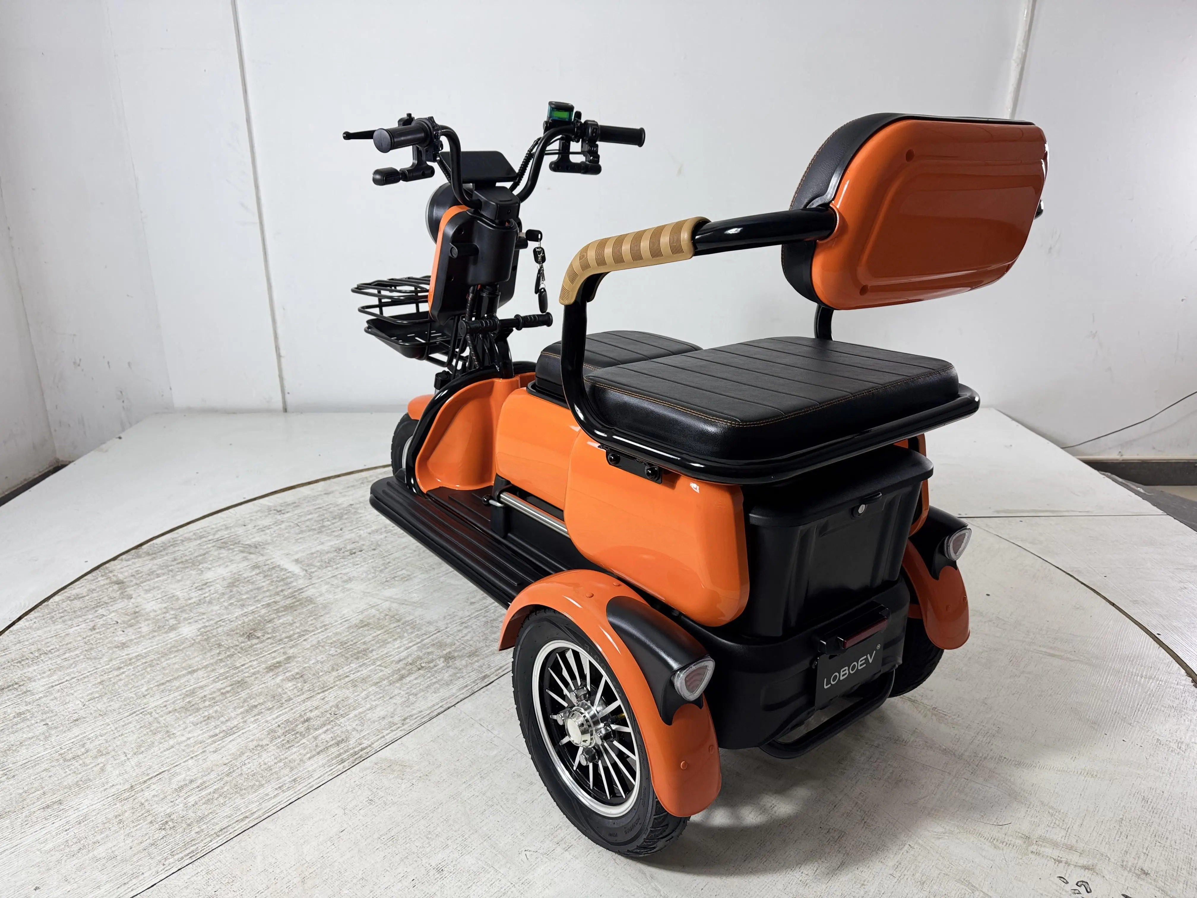 48V 20Ah 600W tricycle, easy to operate, suitable for city travel
48V 20Ah 600W tricycle, easy to operate, suitable for city travel