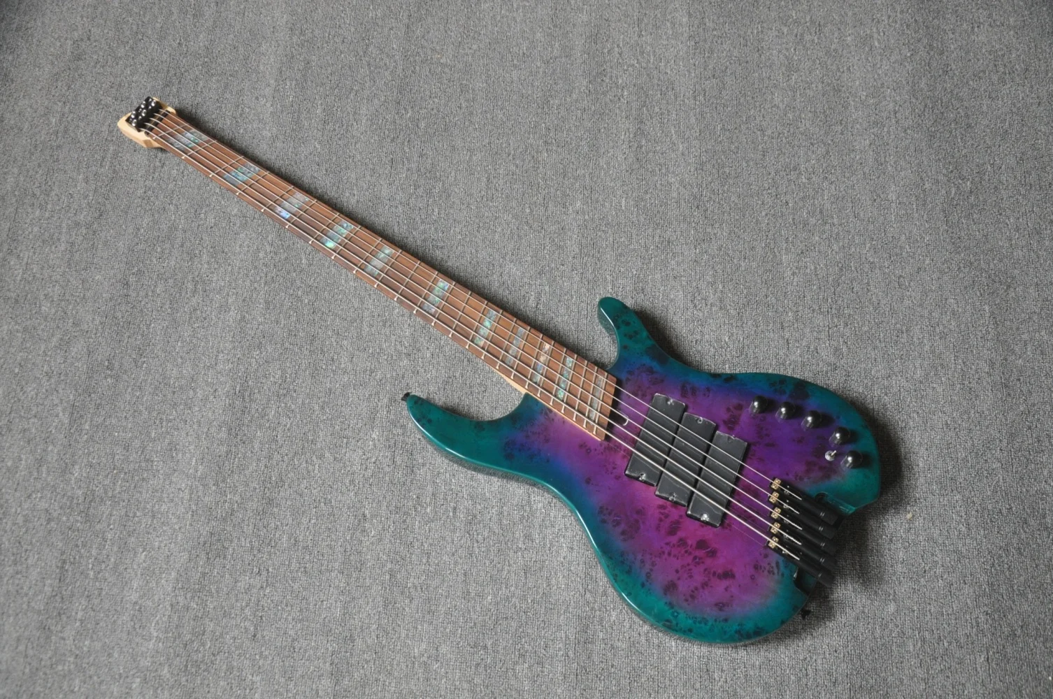 5 string bass guitar, headless bass, fixed bridge, DingW body, Burl maple top, rosewood fingerboard mother pearl inlay,
5 string bass guitar, headless bass, fixed bridge, DingW body, Burl maple top, rosewood fingerboard mother pearl inlay,