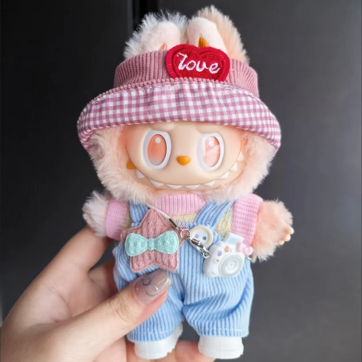 Модная одежда Ropa Labubu, одежда, наряд, аксессуары для кукол для 15/17 см Labubu V2 V1, плюшевый костюм на подтяжках для куклы
Модная одежда Ropa Labubu, одежда, наряд, аксессуары для кукол для 15/17 см Labubu V2 V1, плюшевый костюм на подтяжках для куклы