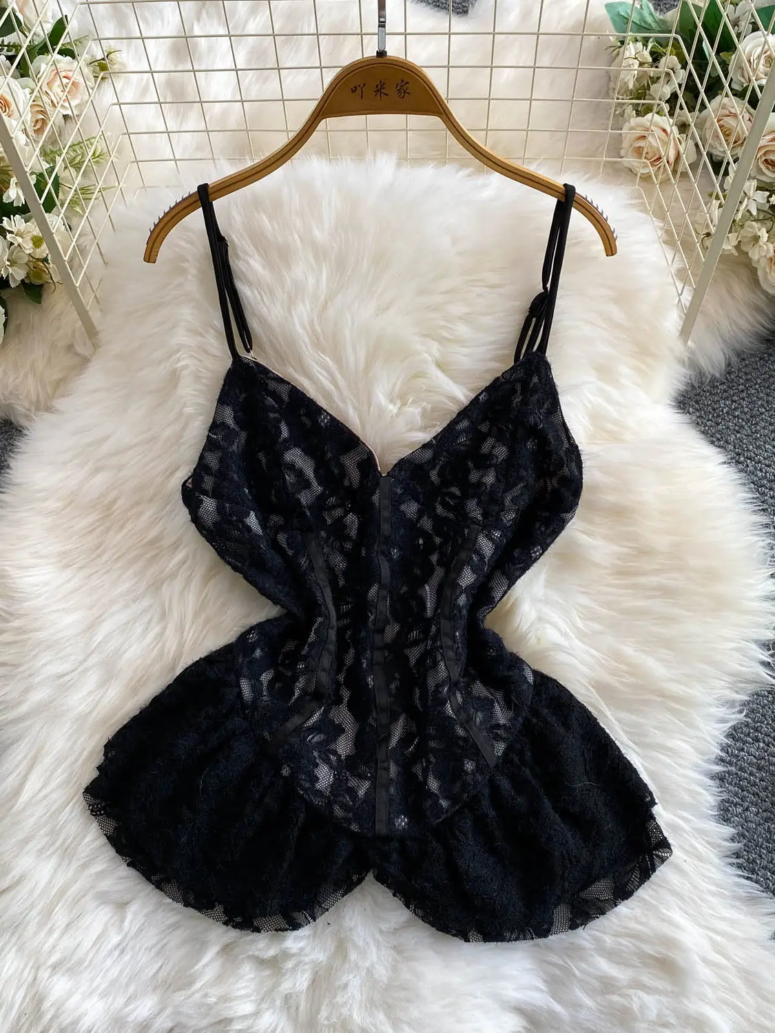 Women Black Lace Sexy V-neck Cami Top Y2K Gyaru Vintage Off Shoulder Tank Top European & American Style Ruffled Camisole Summer
Women Black Lace Sexy V-neck Cami Top Y2K Gyaru Vintage Off Shoulder Tank Top European & American Style Ruffled Camisole Summer