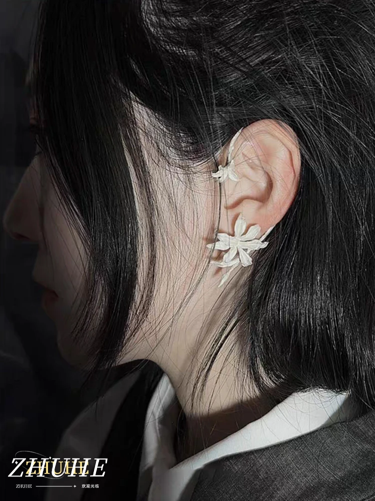 ZHUHE The Retro Style Of White Lily Earrings Is A Perfect Jewelry Accessory For Women And A Party Gift For Their Girlfriends
ZHUHE The Retro Style Of White Lily Earrings Is A Perfect Jewelry Accessory For Women And A Party Gift For Their Girlfriends