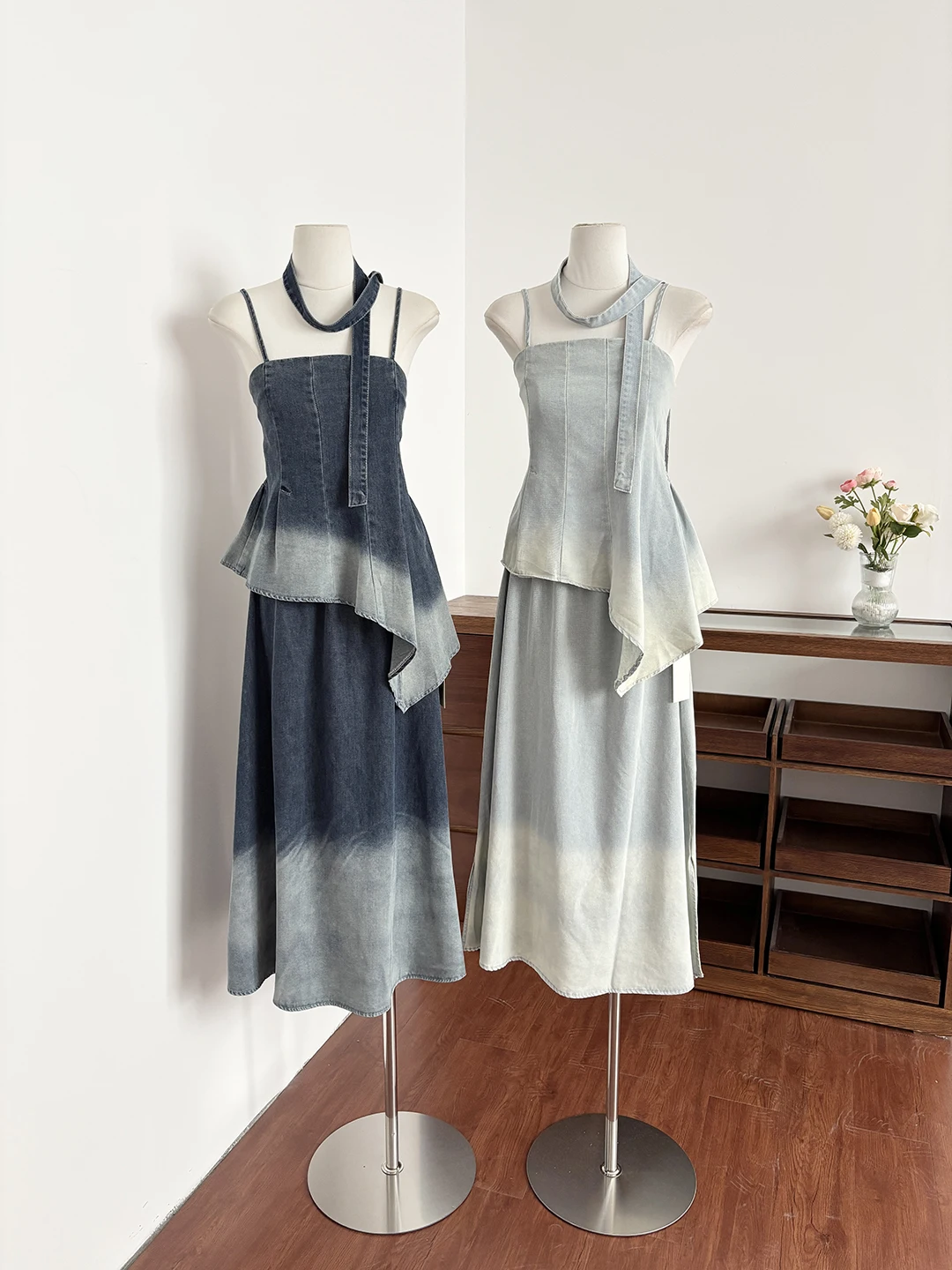 Retro American Denim Style Shoulder Bared Strapless High Waist Midi Skirt Two Piece Set Spring 2026 Fashion Women's Ensemble
Retro American Denim Style Shoulder Bared Strapless High Waist Midi Skirt Two Piece Set Spring 2026 Fashion Women's Ensemble