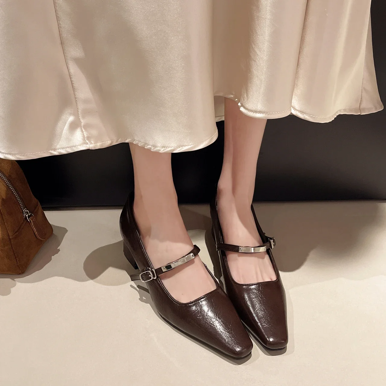 Весенне-летние новые женские туфли-лодочки с пряжкой на толстом каблуке, туфли на высоком каблуке из лакированной кожи во французском стиле Мэри Джонса с металлическими пряжками
Весенне-летние новые женские туфли-лодочки с пряжкой на толстом каблуке, туфли на высоком каблуке из лакированной кожи во французском стиле Мэри Джонса с металлическими пряжками