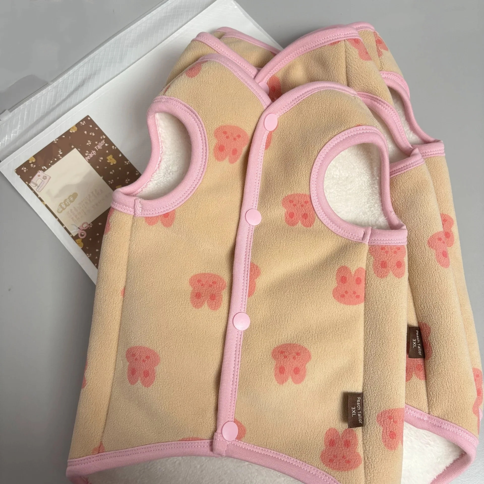 Зимний теплый милый флисовый жилет для котят, милая толстая куртка цвета хаки розового цвета с кроликом и пуговицами, мягкое пальто для котенка-сфинкса
Зимний теплый милый флисовый жилет для котят, милая толстая куртка цвета хаки розового цвета с кроликом и пуговицами, мягкое пальто для котенка-сфинкса