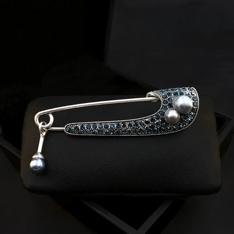 Vintage Pearl Large Shawl Brooch for Women Elegant Bright Lapel Pin Luxury Coat Cardigan Daily Wear Gift Clothing Accessory 1206
Vintage Pearl Large Shawl Brooch for Women Elegant Bright Lapel Pin Luxury Coat Cardigan Daily Wear Gift Clothing Accessory 1206