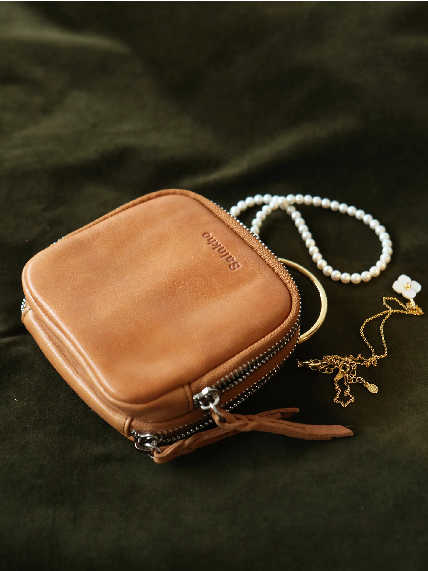 Portable Travel Leather Jewelry Storage Box SAINKHO Cact Multi-layered Zipper Design for Easy Storage And Organization
Portable Travel Leather Jewelry Storage Box SAINKHO Cact Multi-layered Zipper Design for Easy Storage And Organization