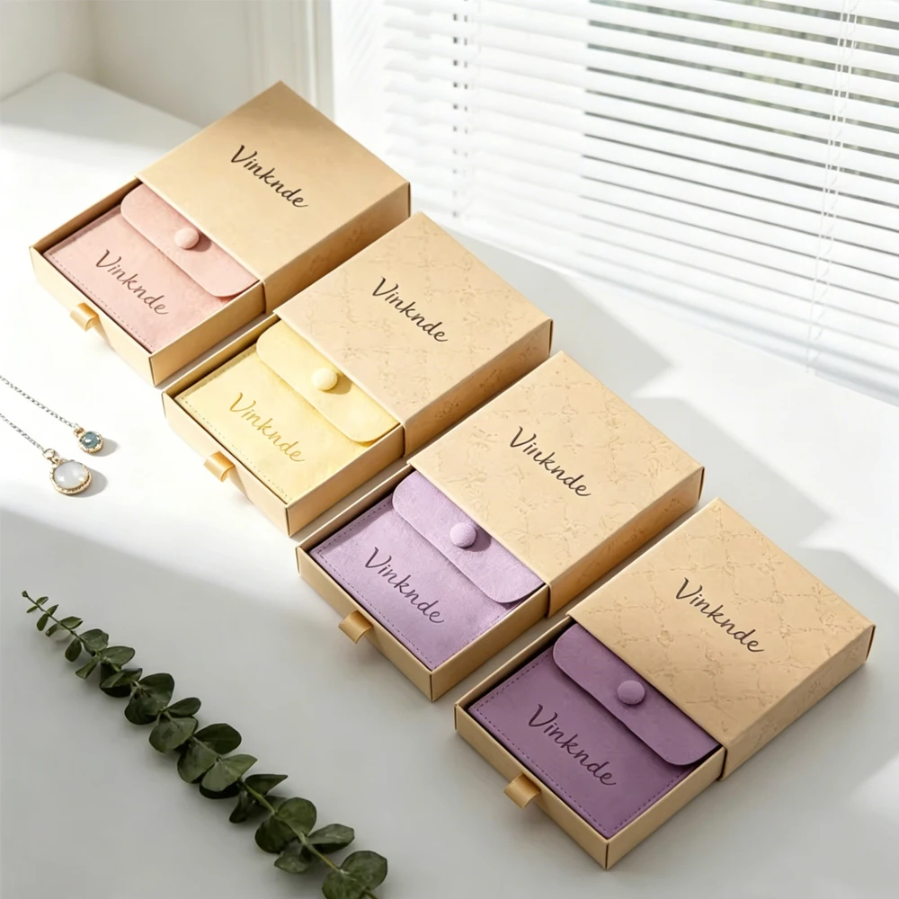 Custom 7x7x1.7cm Jewelry Package Box with Microfiber Suede Snap Pouch Wedding Gift Earrings Brooch Rings Cosmetic Pack Boxes
Custom 7x7x1.7cm Jewelry Package Box with Microfiber Suede Snap Pouch Wedding Gift Earrings Brooch Rings Cosmetic Pack Boxes
