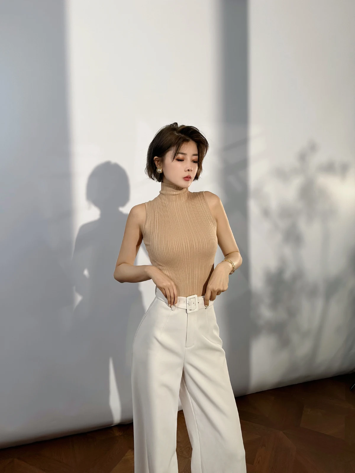 XULU Original Spring Summer High Neck Knitted Slim Fit Sleeveless Short Top Quality Silk Light Stripe Base Shirt Elegant
XULU Original Spring Summer High Neck Knitted Slim Fit Sleeveless Short Top Quality Silk Light Stripe Base Shirt Elegant