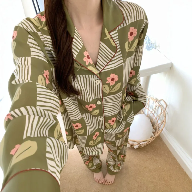 2026 New Ice Silk Pajamas Women Spring Autumn Long Sleeve Pants Patchwork Stripe Floral Print 2piece Set Nightgown Sleepwear
2026 New Ice Silk Pajamas Women Spring Autumn Long Sleeve Pants Patchwork Stripe Floral Print 2piece Set Nightgown Sleepwear