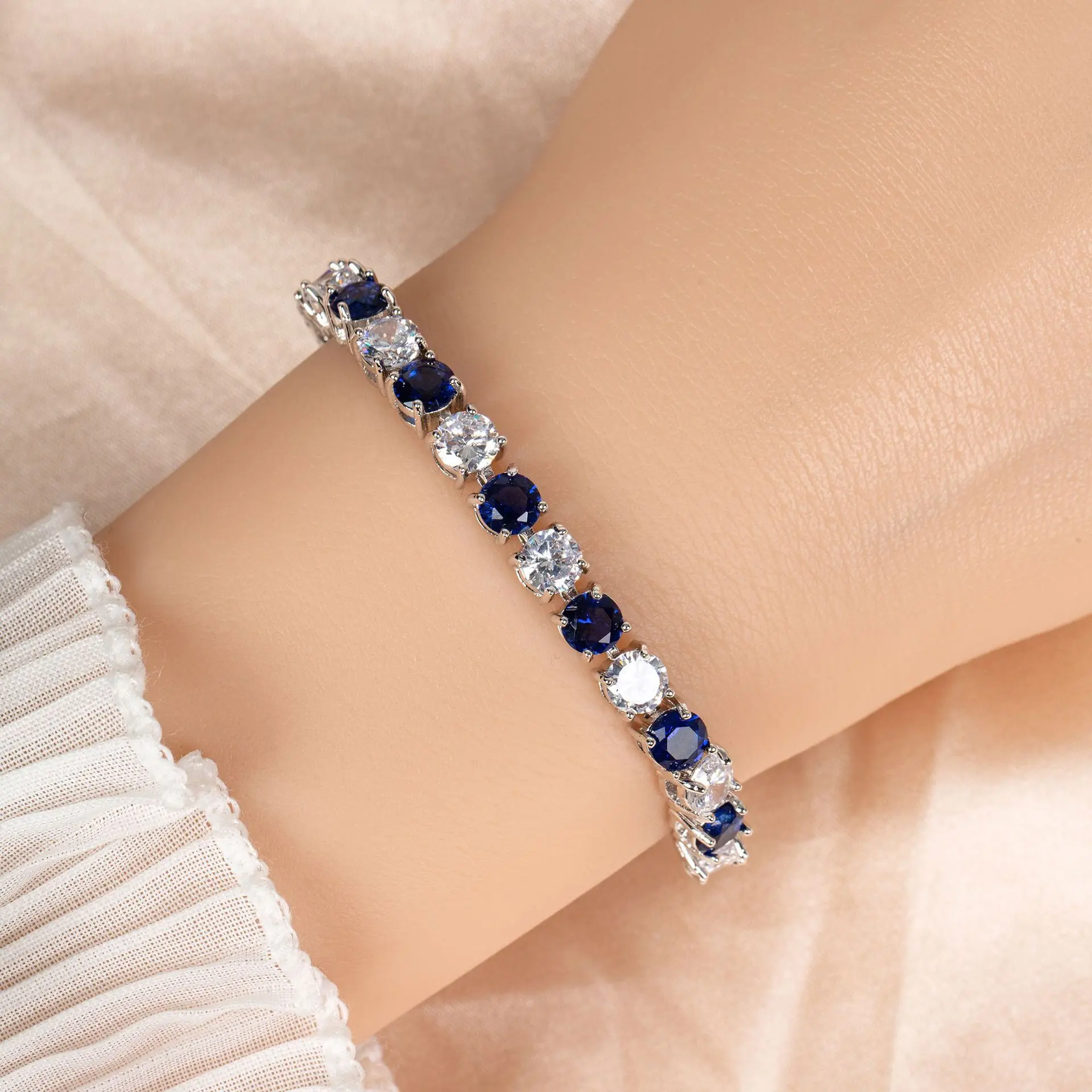 Elegant women's bracelet, high-quality oval inlaid zircon accessories, the first choice for friends gatherings and street photog
Elegant women's bracelet, high-quality oval inlaid zircon accessories, the first choice for friends gatherings and street photog