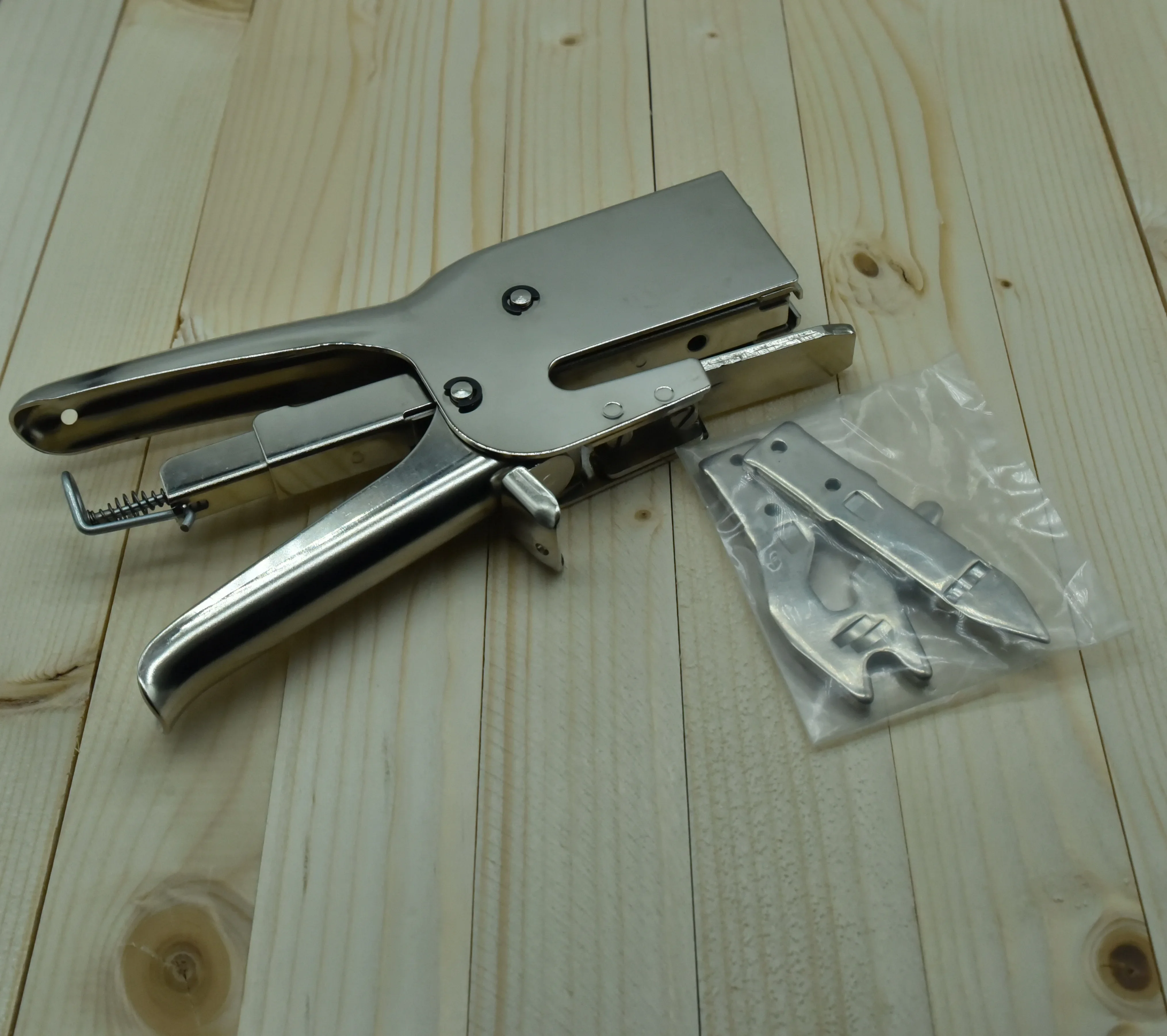 All steel construction 73 staples Stapling Pliers for sealing small boxes and papers
All steel construction 73 staples Stapling Pliers for sealing small boxes and papers