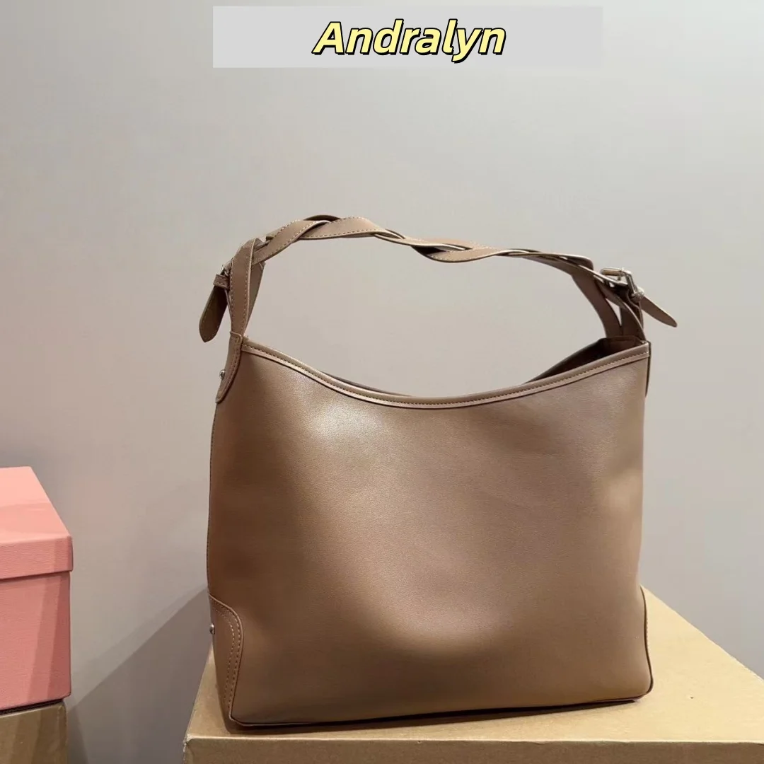 Роскошный дизайн, модные женские сумки из натуральной кожи Toth под мышками, новинка 2025, ретро, высококачественные простые сумки на плечо, женские сумки
Роскошный дизайн, модные женские сумки из натуральной кожи Toth под мышками, новинка 2025, ретро, высококачественные простые сумки на плечо, женские сумки