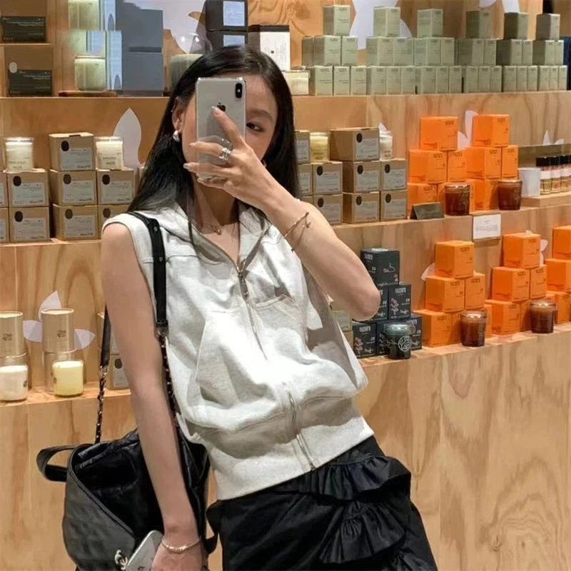 Women's Hooded Sleeveless Vest Summer Casual American Style Fashion Outerwear
Women's Hooded Sleeveless Vest Summer Casual American Style Fashion Outerwear