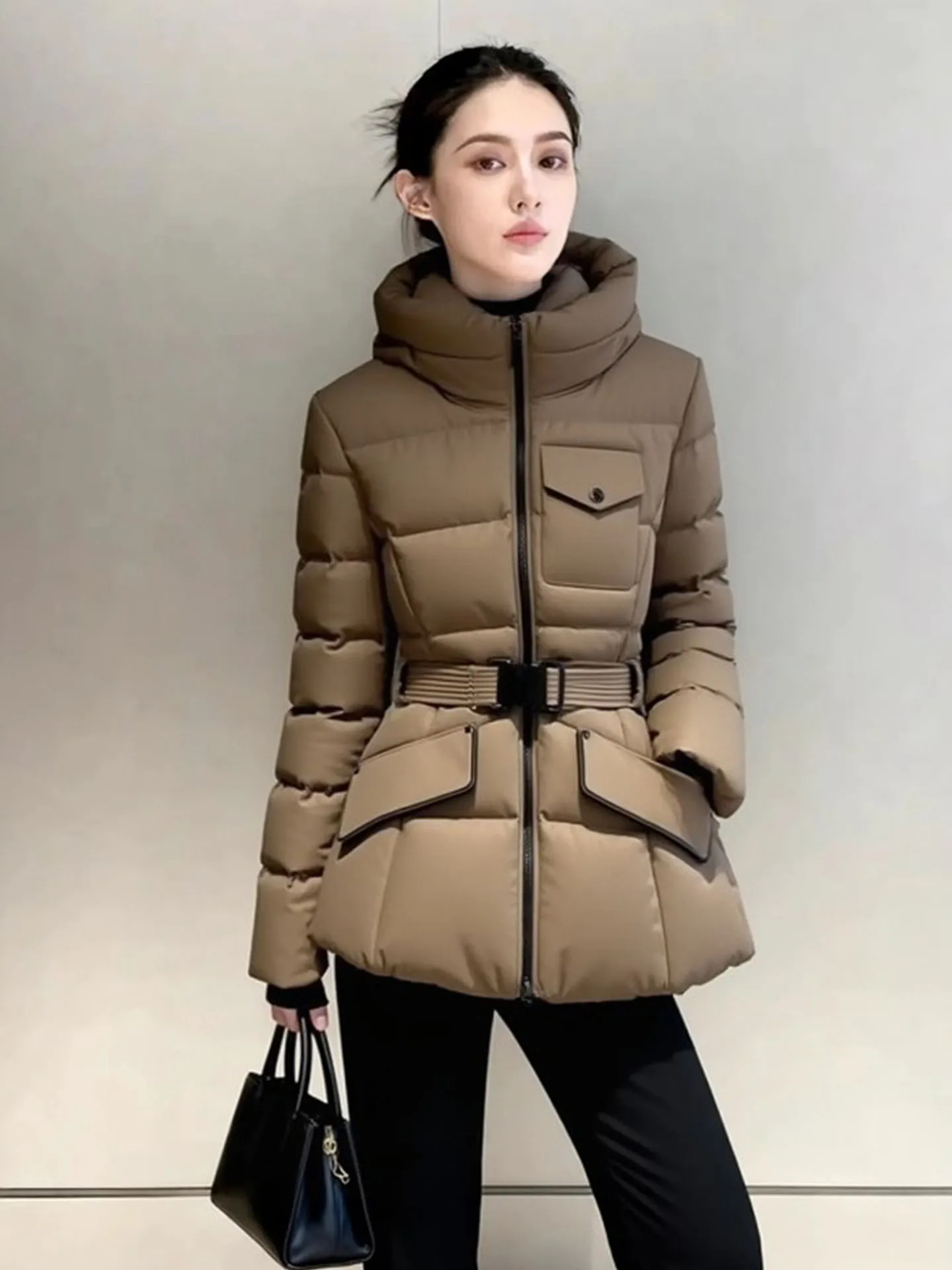 Корейское женское стеганое пальто Jaet, зимнее теплое утягивающее пальто с капюшоном, средней длины, с застежкой на талии, верхняя одежда на пуху
Корейское женское стеганое пальто Jaet, зимнее теплое утягивающее пальто с капюшоном, средней длины, с застежкой на талии, верхняя одежда на пуху