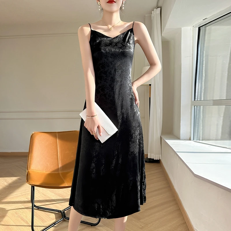 2025 Summer New Women's V-neck Strap Dress with Acetic Satin Hanging over Knee, Loose and Casual A-line Long Dress
2025 Summer New Women's V-neck Strap Dress with Acetic Satin Hanging over Knee, Loose and Casual A-line Long Dress