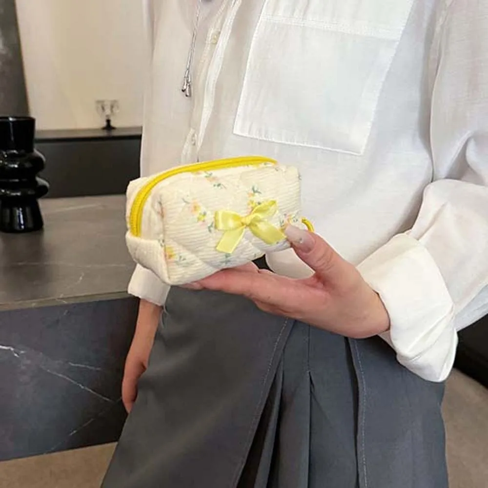 Embroidered Bowknot Mini Makeup Bag Floral Print Quilted Lattice Earphone Storage Case Compact Size Soft Cotton Small Coin Purse
Embroidered Bowknot Mini Makeup Bag Floral Print Quilted Lattice Earphone Storage Case Compact Size Soft Cotton Small Coin Purse