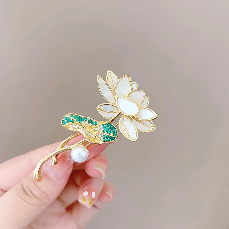 Chinese Style Enamel Lotus Leaf Natural Shell Lotu Freshwater Pearl Brooch Luxury High-end Pin Elegant Suit Accessories Corsage
Chinese Style Enamel Lotus Leaf Natural Shell Lotu Freshwater Pearl Brooch Luxury High-end Pin Elegant Suit Accessories Corsage
