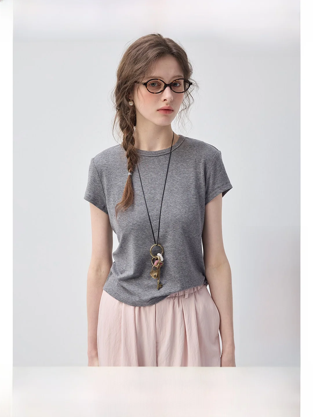 Grey Casual Short Sleeve T-Shirt Women's Summer New Versatile Practical VEGA CHANG Commute Style Korean Version Straight Cut
Grey Casual Short Sleeve T-Shirt Women's Summer New Versatile Practical VEGA CHANG Commute Style Korean Version Straight Cut
