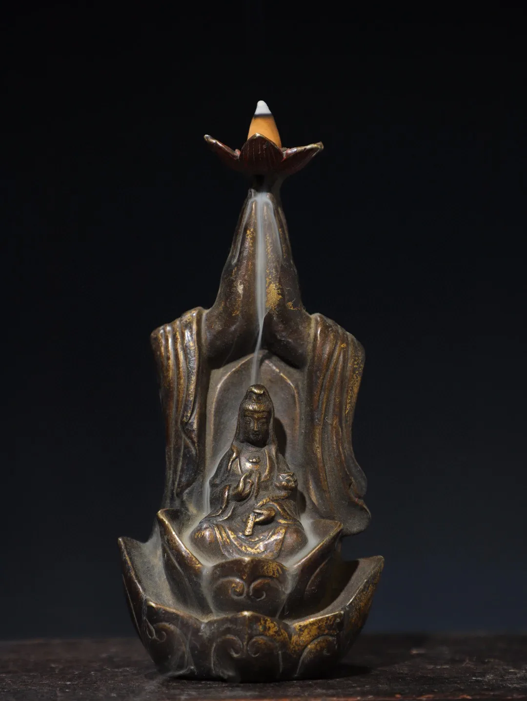 Tibetan brass pure copper clay gold painting Guanyin Bodhisattva ornaments inverted incense inserts home Buddhist hall supplies
Tibetan brass pure copper clay gold painting Guanyin Bodhisattva ornaments inverted incense inserts home Buddhist hall supplies