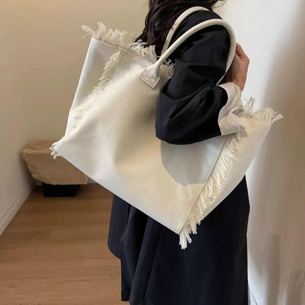 Large capacity women's tote bag versatile armpit bag spring new simple and fashionable commuting shoulder bag
Large capacity women's tote bag versatile armpit bag spring new simple and fashionable commuting shoulder bag