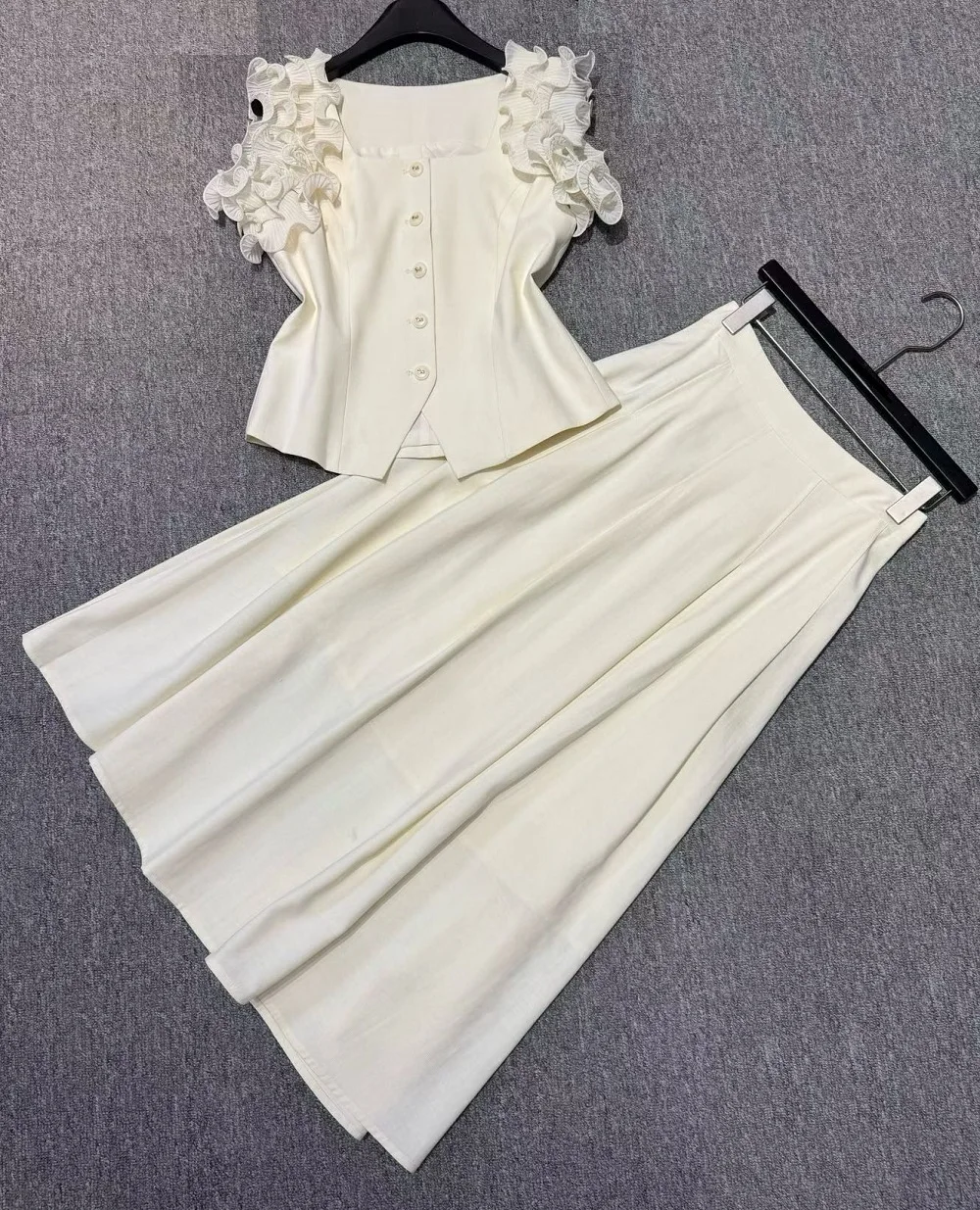 Top Quality New Skirt Suits 2026 Spring Fashion Clothes Set Women Ruffle Floral Patchwork Tops Coat+Mid-Calf Long Maxi Skirts
Top Quality New Skirt Suits 2026 Spring Fashion Clothes Set Women Ruffle Floral Patchwork Tops Coat+Mid-Calf Long Maxi Skirts