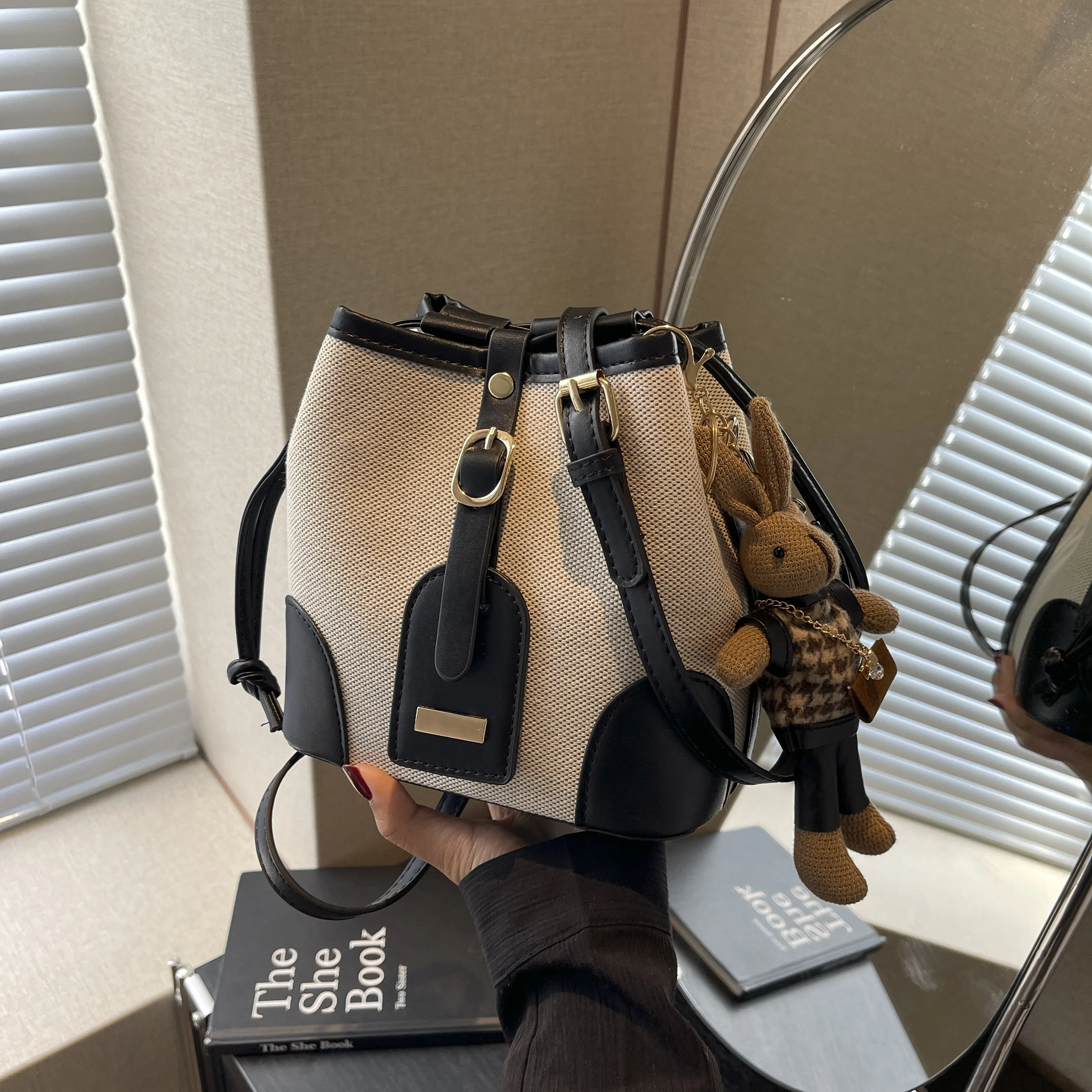 Splice bump color design hasp bucket bag fashion casual slant shoulder bag (with little rabbit pendant)
Splice bump color design hasp bucket bag fashion casual slant shoulder bag (with little rabbit pendant)