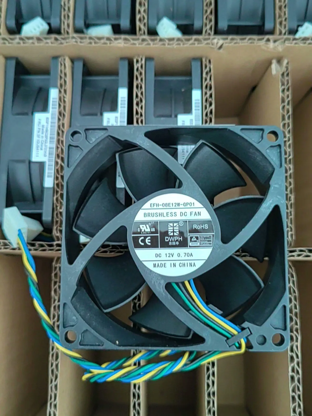 Original EFH-08E12W-GP01 12V 0.7A 8025 4-wire chassis fan
Original EFH-08E12W-GP01 12V 0.7A 8025 4-wire chassis fan