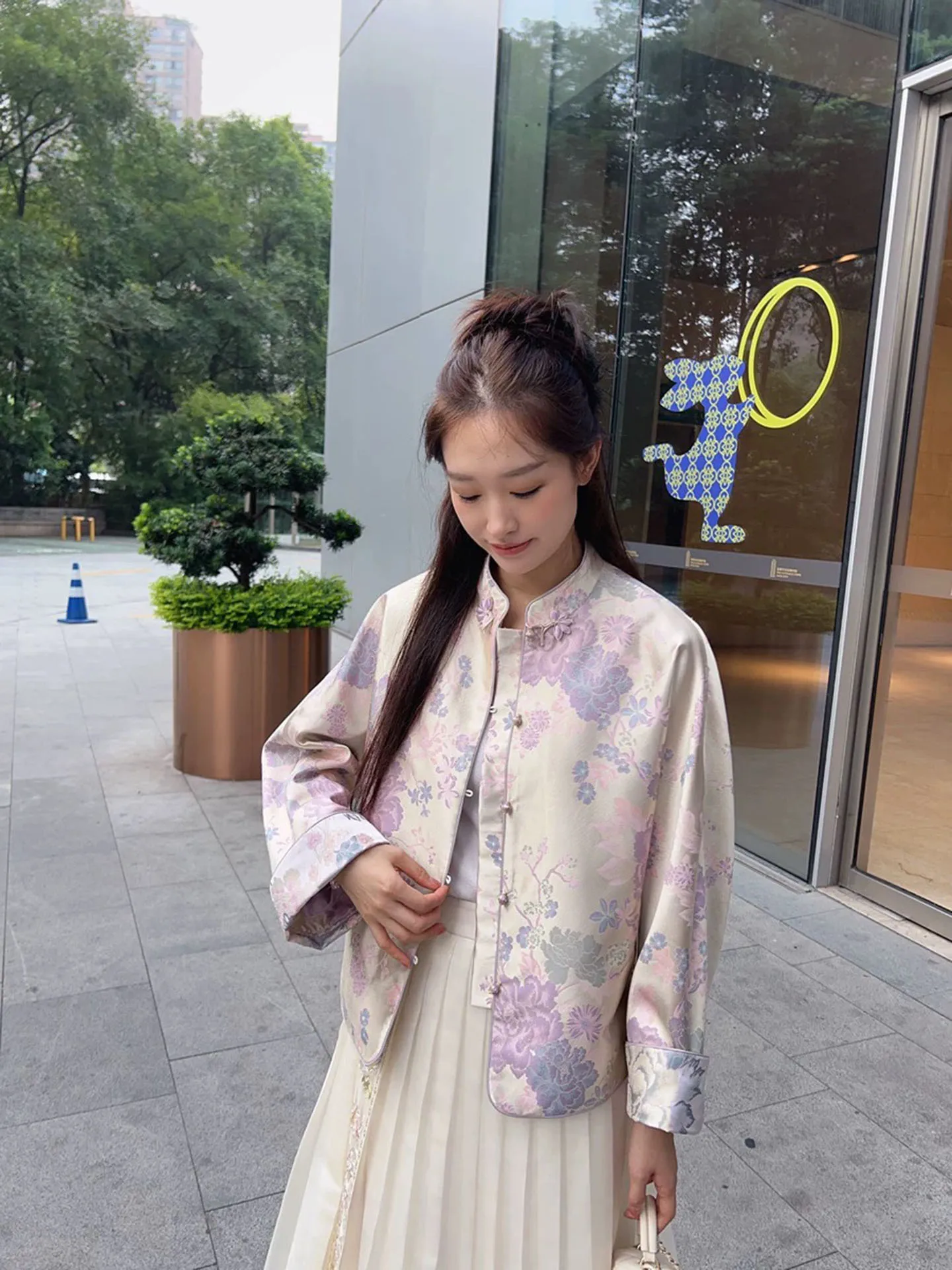 New Chinese Style National Trend Loose Silk Embroidered Short Jacket Women's Autumn Winter Outerwear Comfortable Fit Top
New Chinese Style National Trend Loose Silk Embroidered Short Jacket Women's Autumn Winter Outerwear Comfortable Fit Top