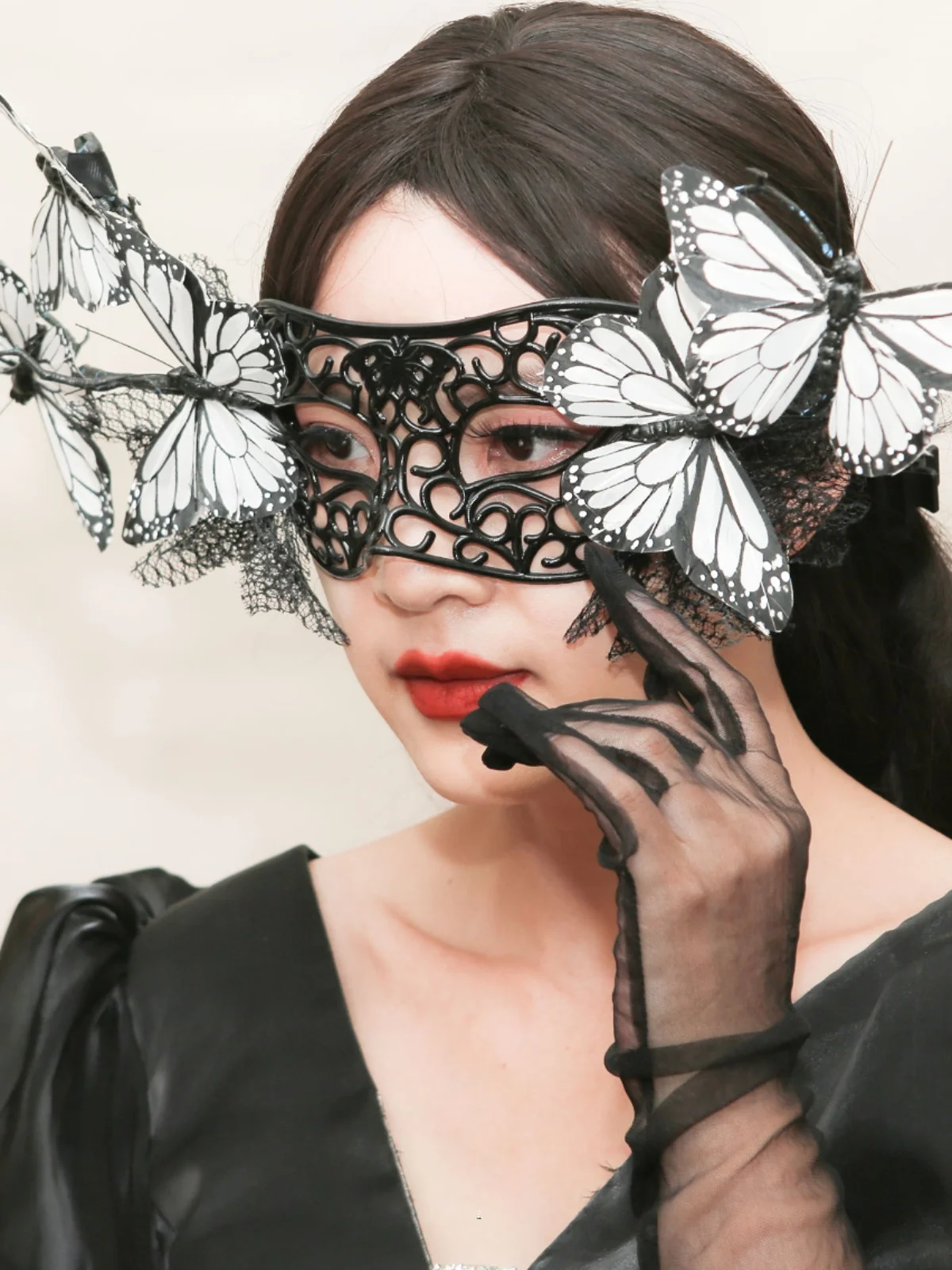 Halloween Mask Black and White Feather Masquerade Party Carnival Singing Face Covering
Halloween Mask Black and White Feather Masquerade Party Carnival Singing Face Covering