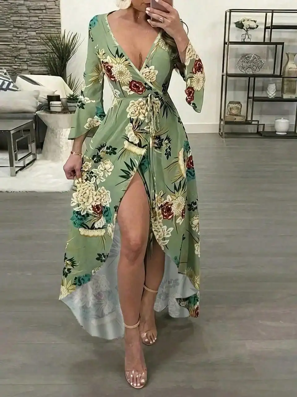 Элегантное платье с цветочным принтом, V-образным вырезом, рукавами-колокол и высоким разрезом.
Элегантное платье с цветочным принтом, V-образным вырезом, рукавами-колокол и высоким разрезом.
