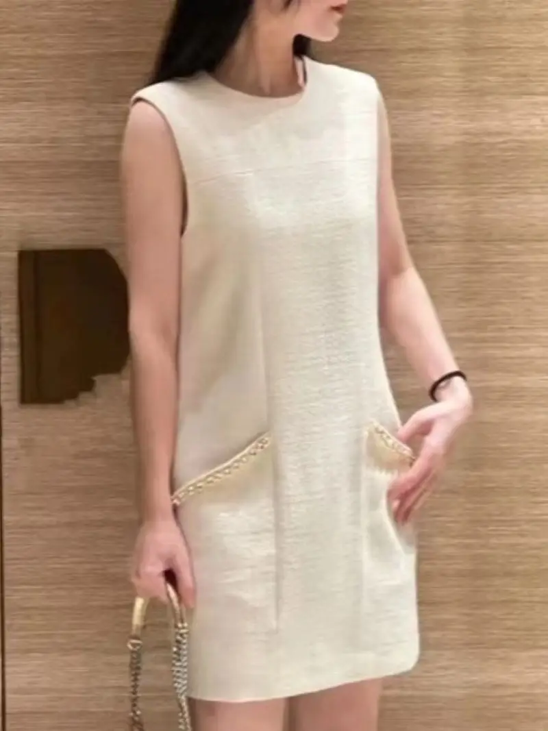Women Straight Tweed Mini Dress Diamond Decoration Pockets Sleeveless O-Neck Holiday Summer 2024 Short Robe
Women Straight Tweed Mini Dress Diamond Decoration Pockets Sleeveless O-Neck Holiday Summer 2024 Short Robe