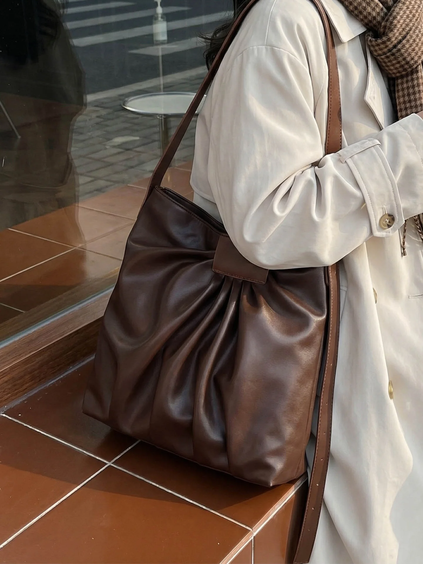 Large Capaci Retro Buet oulder Bag for Women Commuter Tote Crossbody Bag Faionable Polyester Magnetic Bule
Large Capaci Retro Buet oulder Bag for Women Commuter Tote Crossbody Bag Faionable Polyester Magnetic Bule