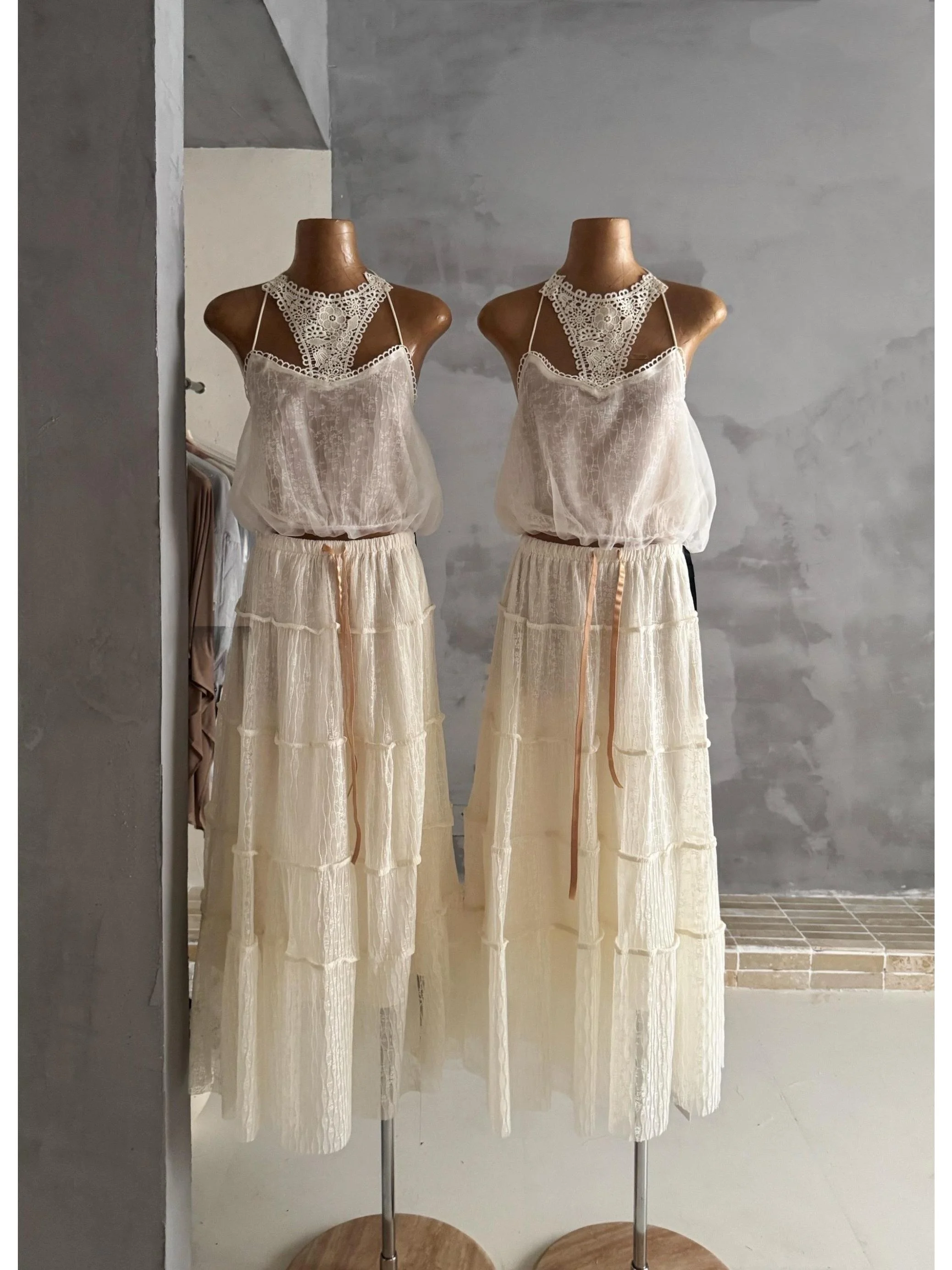 Lace Halter Neck Slimming A-Line Skirt Long Dress Set Summer Fashion Women's High Waist Midi Skirt And Top Ensemble
Lace Halter Neck Slimming A-Line Skirt Long Dress Set Summer Fashion Women's High Waist Midi Skirt And Top Ensemble