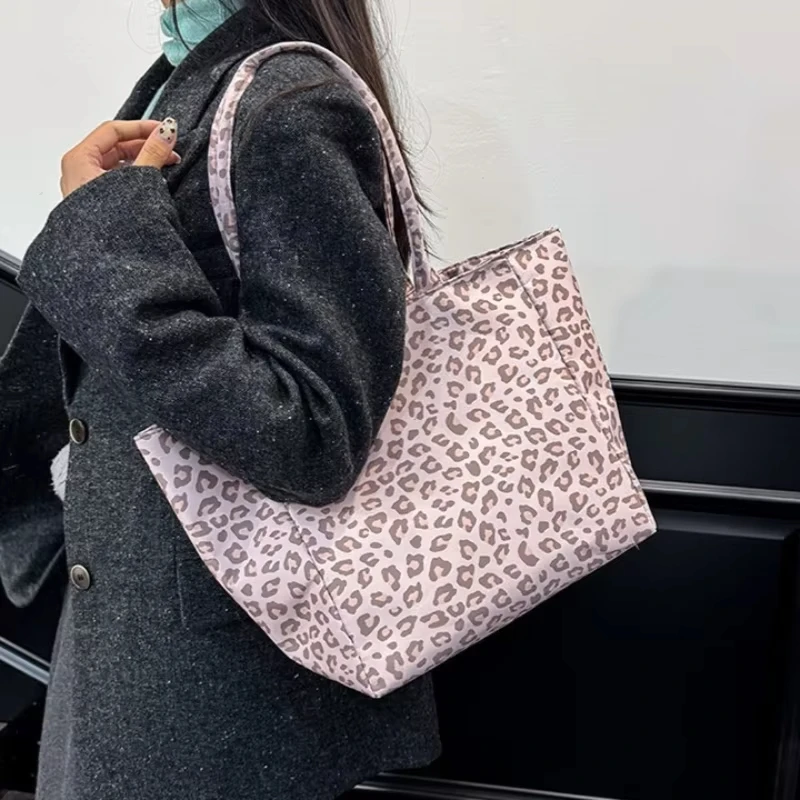 Pink Leopard Print Canvas Shoulder Bag Large Capacity Daily Commuter Tote Handbag Casual Stylish Portable Women Shopper Bag
Pink Leopard Print Canvas Shoulder Bag Large Capacity Daily Commuter Tote Handbag Casual Stylish Portable Women Shopper Bag