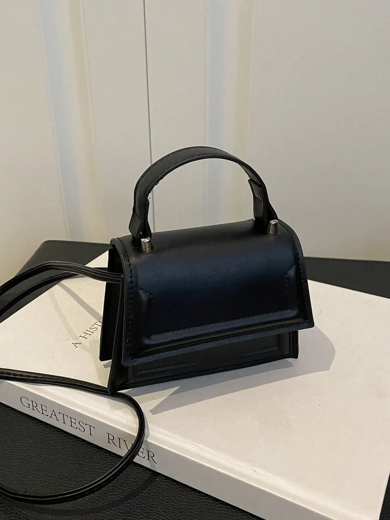 Миниатюрная черная сумка-клатч с магнитной застежкой и регулируемым ремешком
Миниатюрная черная сумка-клатч с магнитной застежкой и регулируемым ремешком