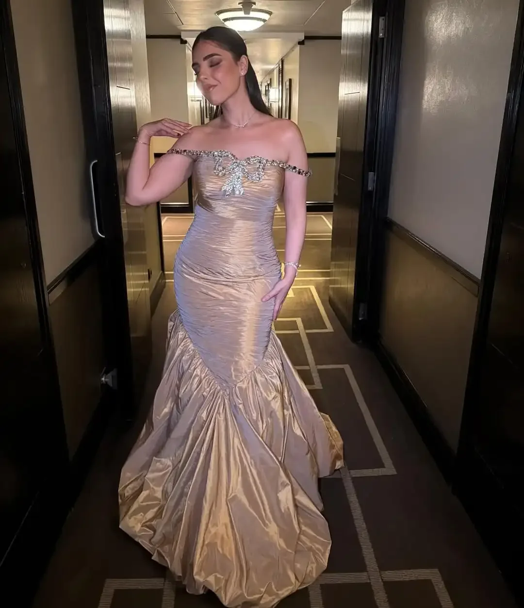 Jirocum Luxury Champagne Satin Evening Dresses Off-Shoulder Crystal Beaded Mermaid Gown for Gala Prom Party Dresses
Jirocum Luxury Champagne Satin Evening Dresses Off-Shoulder Crystal Beaded Mermaid Gown for Gala Prom Party Dresses